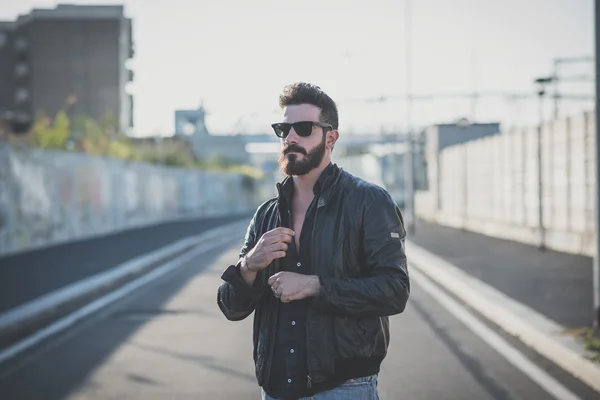 Jeune beau homme modèle barbu attrayant — Photo