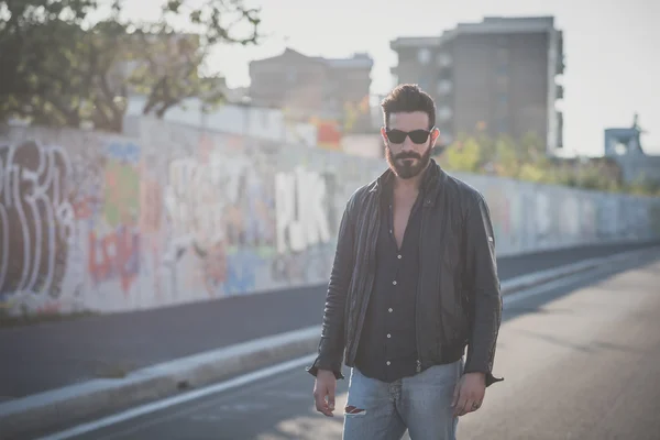 Jovem bonito atraente barbudo modelo homem — Fotografia de Stock