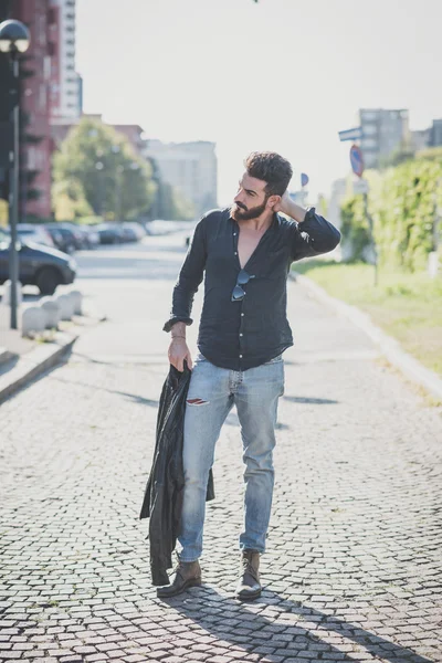 Jeune beau homme modèle barbu attrayant — Photo