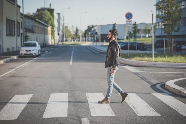 Jonge knappe aantrekkelijke bebaarde model man — Stockfoto