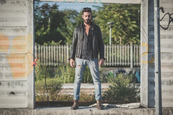 Jovem bonito atraente barbudo modelo homem — Fotografia de Stock