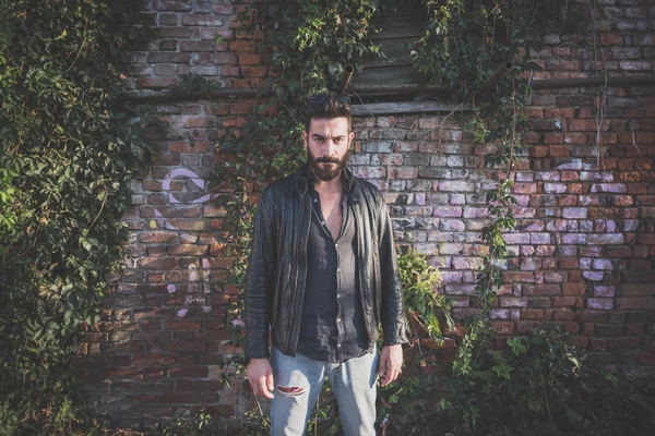 Jeune beau homme modèle barbu attrayant — Photo