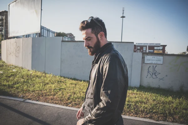 Jeune beau homme modèle barbu attrayant — Photo