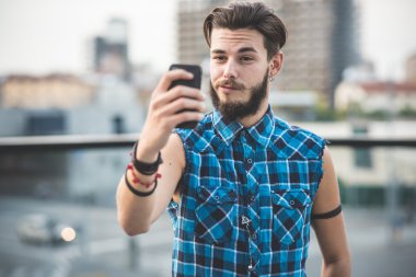 genç yakışıklı hipster adam selfie sakallı