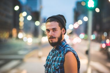 genç yakışıklı sakallı hippi erkek