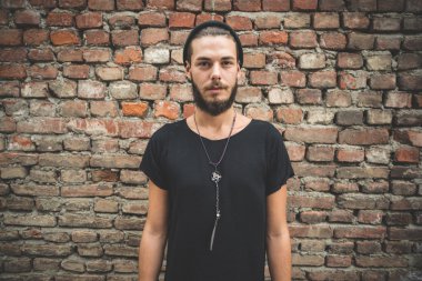 genç yakışıklı sakallı hippi erkek