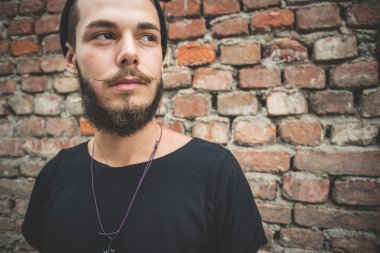 genç yakışıklı sakallı hippi erkek
