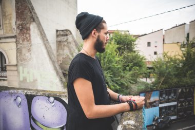 genç yakışıklı sakallı hippi erkek