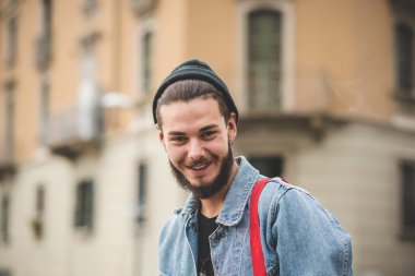 genç yakışıklı hipster adam Sigara İçilmeyen sakallı