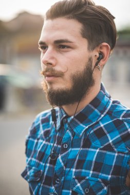 genç yakışıklı sakallı hippi erkek