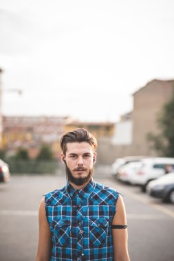 genç yakışıklı sakallı hippi erkek