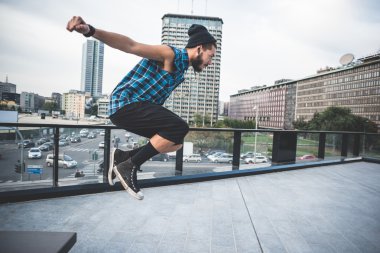 genç yakışıklı sakallı hippi erkek