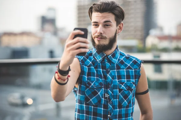 Joven guapo barbudo hipster hombre selfie — Foto de Stock