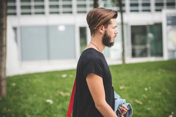 Jonge knappe bebaarde hipster man — Stockfoto