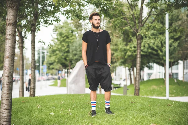 Joven guapo barbudo hipster hombre — Foto de Stock