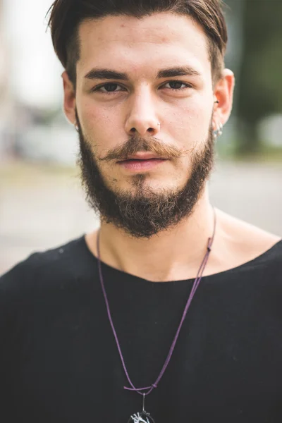 Jonge knappe bebaarde hipster man — Stockfoto