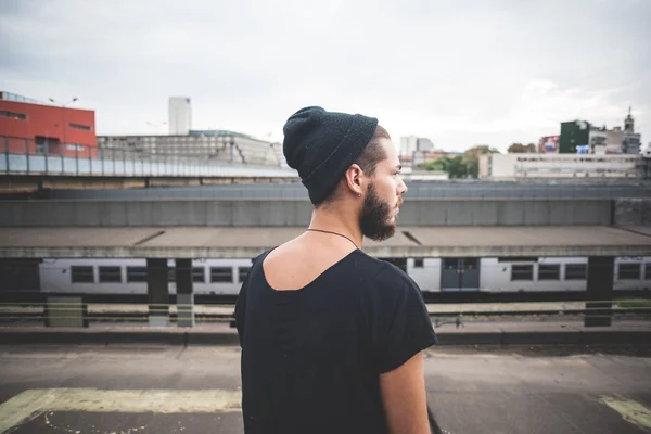 Jonge knappe bebaarde hipster man — Stockfoto