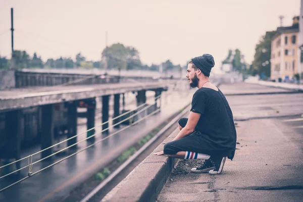 年轻英俊的大胡子的时髦的人 — 图库照片