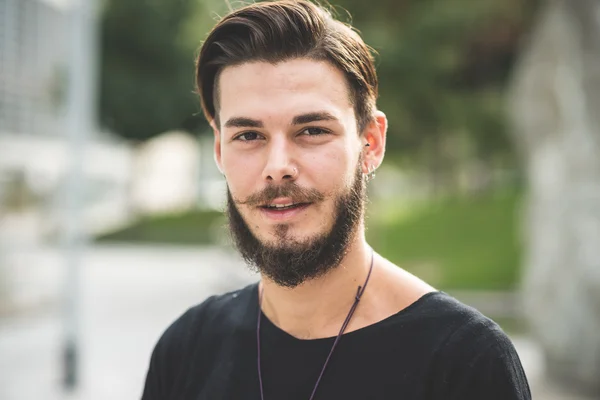 Genç yakışıklı sakallı hippi erkek — Stok fotoğraf