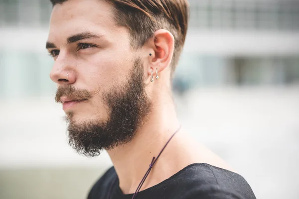 Joven guapo barbudo hipster hombre — Foto de Stock