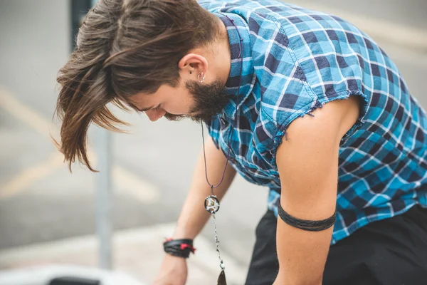 Ung snygg skäggiga hipster man — Stockfoto