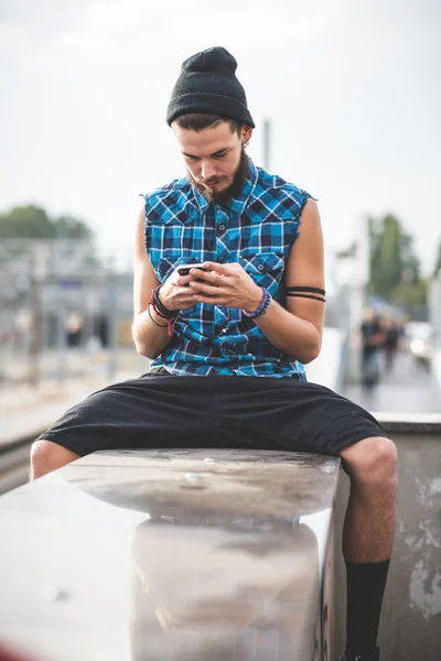 Ung snygg skäggiga hipster man — Stockfoto