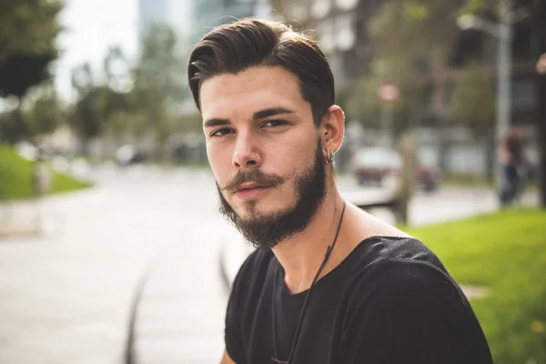 Jonge knappe bebaarde hipster man — Stockfoto