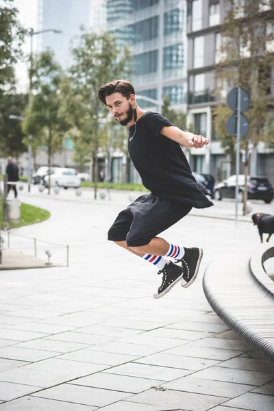 Genç yakışıklı sakallı hippi erkek — Stok fotoğraf