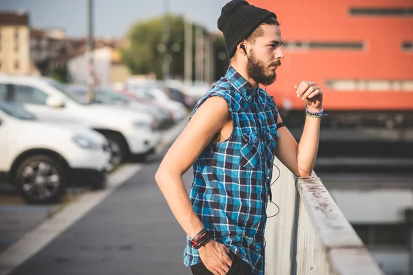 Jonge knappe bebaarde hipster man — Stockfoto