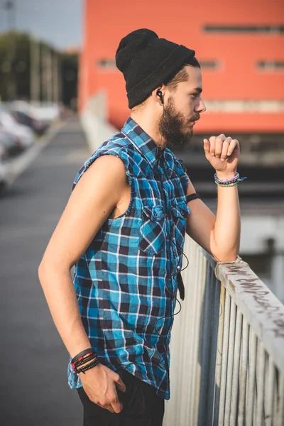 Jonge knappe bebaarde hipster man — Stockfoto