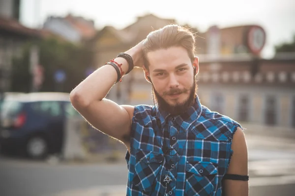 Jonge knappe bebaarde hipster man — Stockfoto