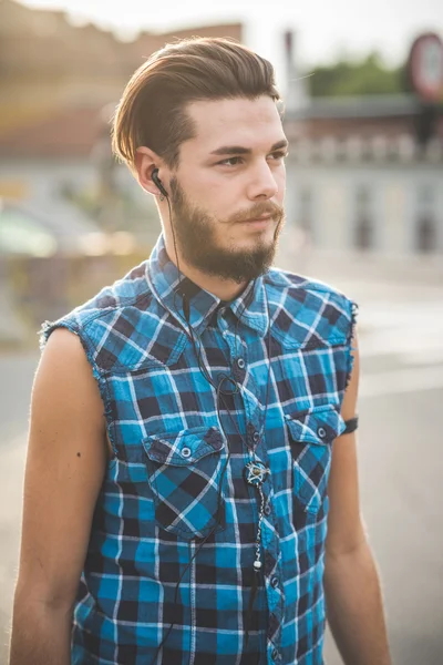 Junger schöner bärtiger Hipster-Mann — Stockfoto