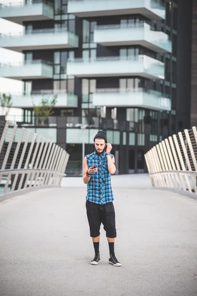 Jonge knappe bebaarde hipster man — Stockfoto