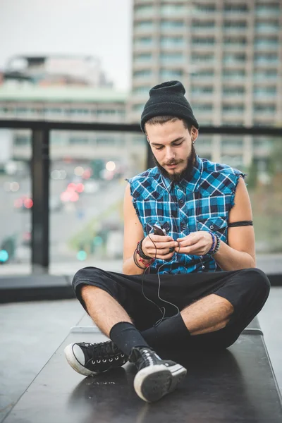 Junger schöner bärtiger Hipster-Mann — Stockfoto