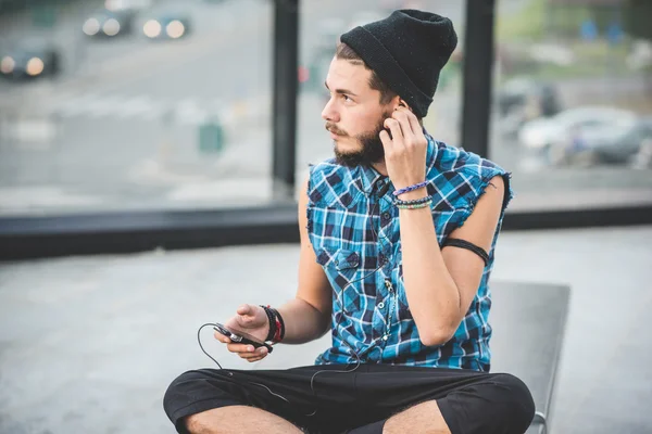 Junger schöner bärtiger Hipster-Mann — Stockfoto