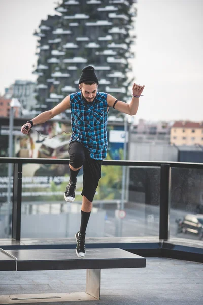 Junger schöner bärtiger Hipster-Mann — Stockfoto