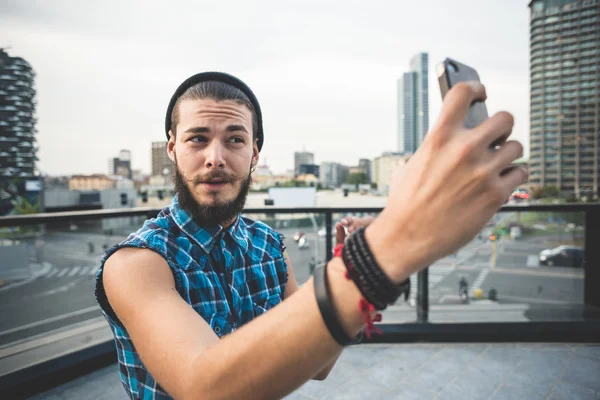 Młody przystojny brodaty hipster człowiek selfie — Zdjęcie stockowe