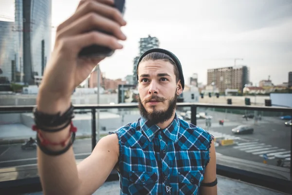 Fiatal jóképű szakállas csípő ember selfie — Stock Fotó