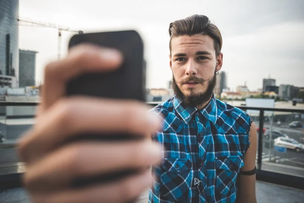 Mladý pohledný vousatý muž selfie bederní — Stock fotografie