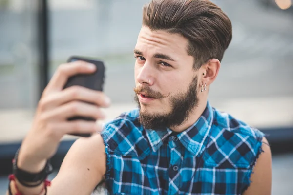 Όμορφος νέος γένια hipster άνθρωπος selfie — Φωτογραφία Αρχείου