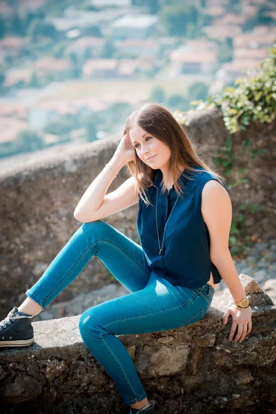 Junge schöne Hipster-Frau — Stockfoto