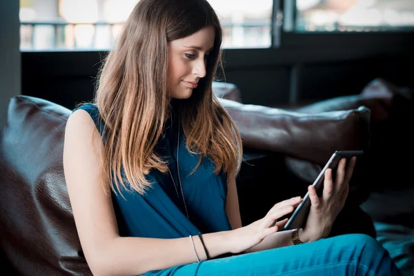 Jonge mooie hipster vrouw — Stockfoto