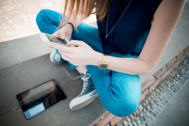 ellerde ve kadının tablet ve smartphone ile yakın çekim