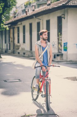 Genç hipster eşcinsel erkek bisikleti ile