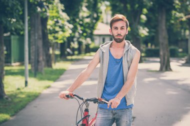 Genç hipster eşcinsel erkek bisikleti ile