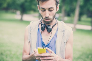 Adam müzik dinliyor.