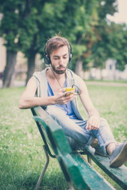 Adam müzik dinliyor.