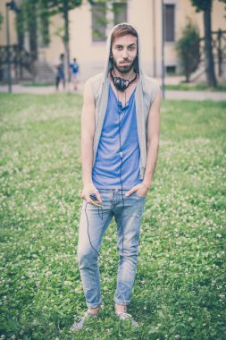 Adam müzik dinliyor.