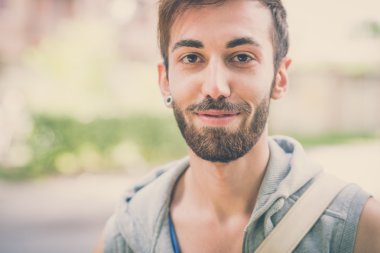 Genç hipster gay adam