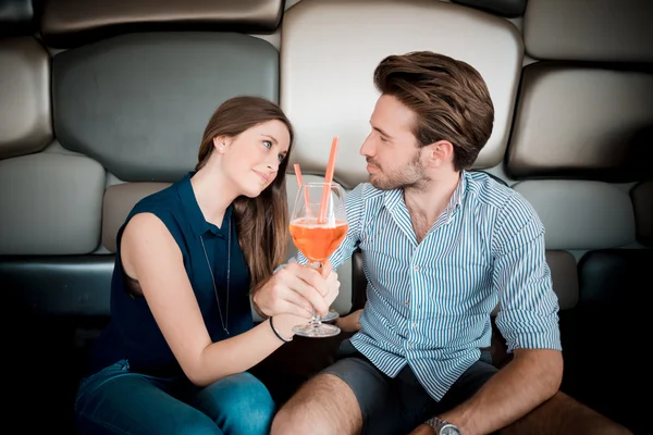 Jovens amantes casal bonito — Fotografia de Stock